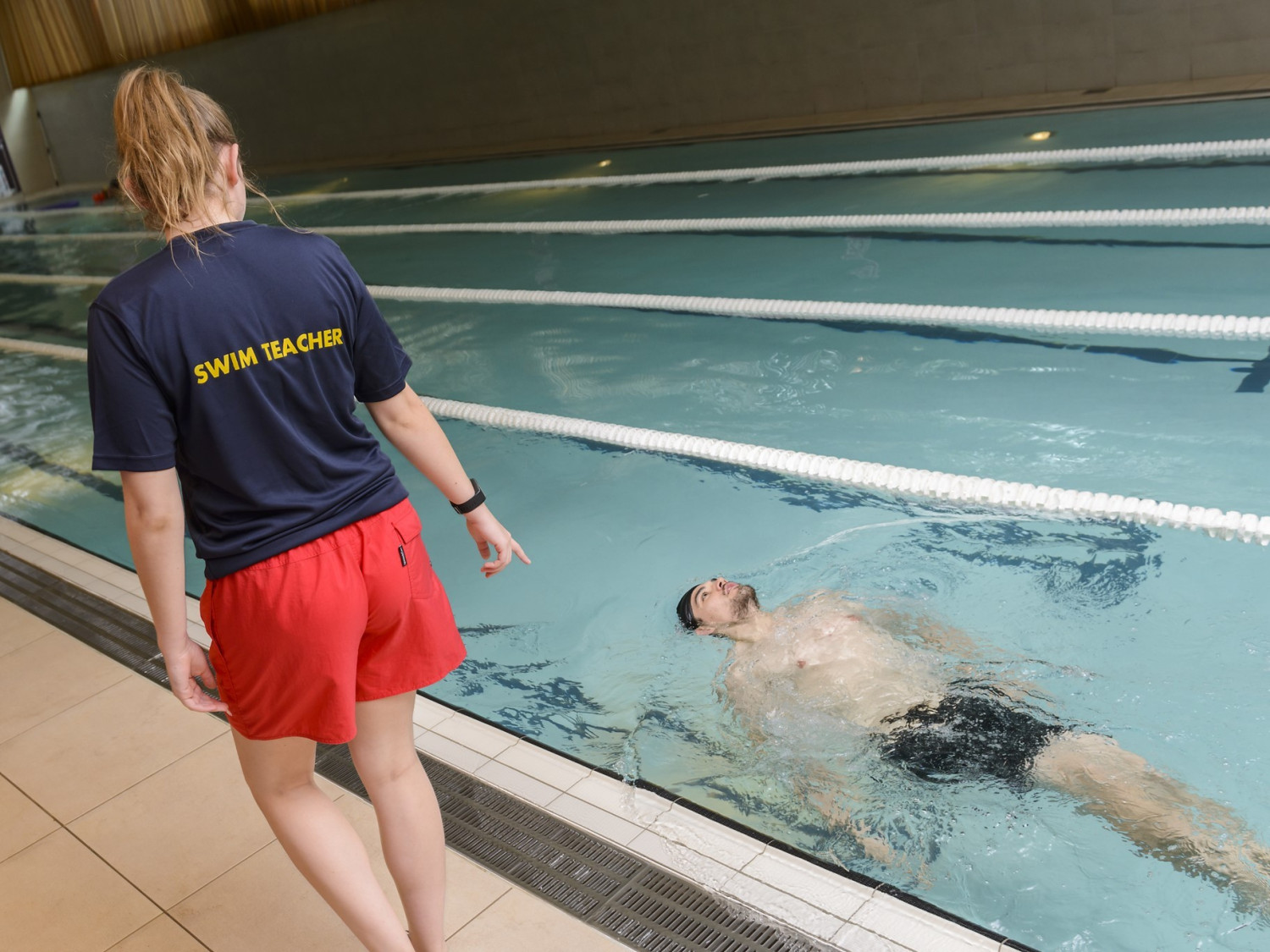 Adult learning to swim at Dublin Swimming pool