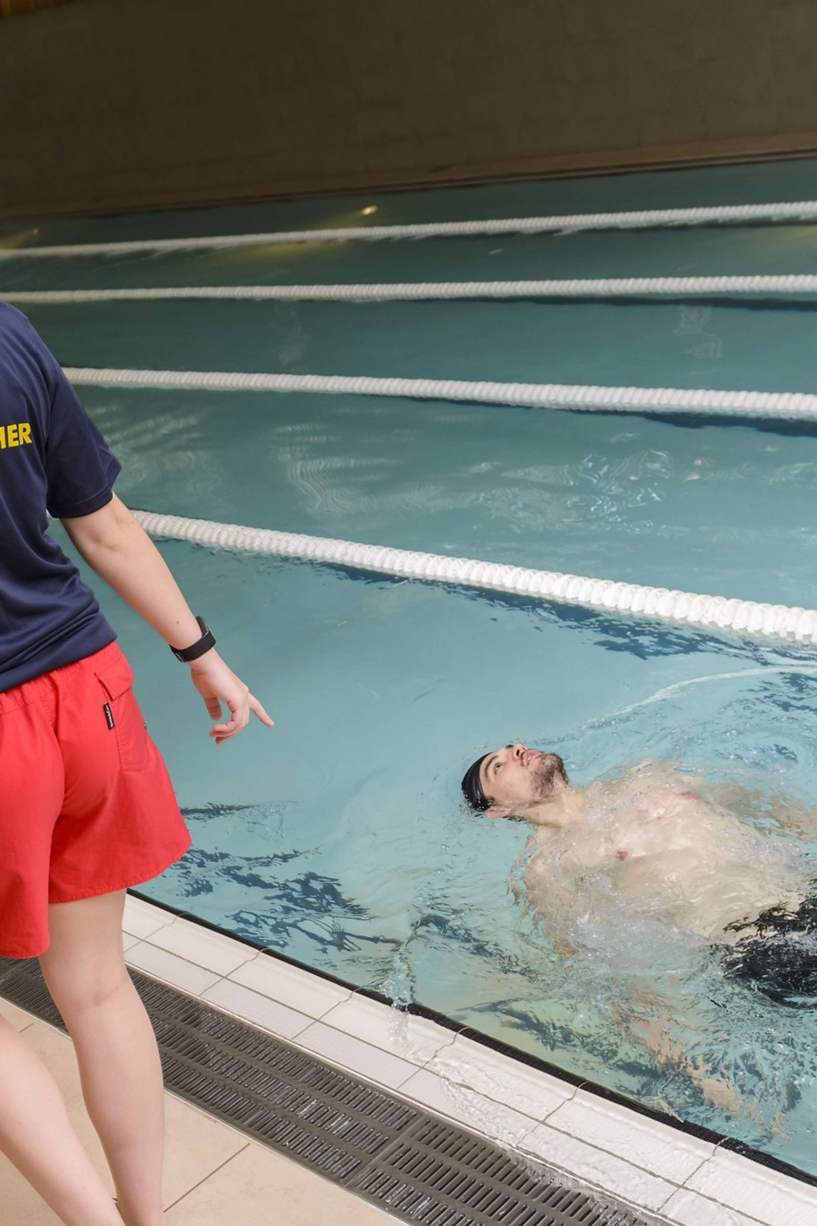 Adult learning to swim at Dublin Swimming pool